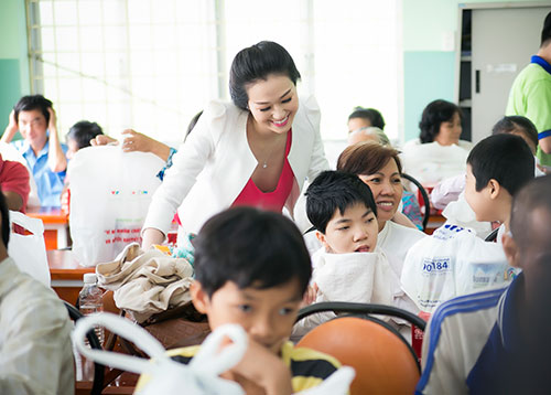 Khánh My cởi áo khoác khi đi từ thiện - 4