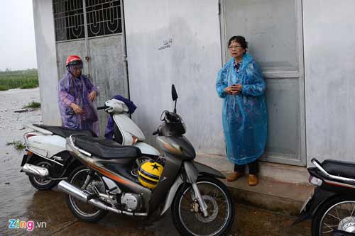 Bố mẹ chị Huyền đội mưa thắp hương ở mộ con gái - 1