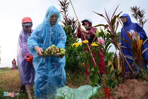 Bố mẹ chị Huyền đội mưa thắp hương ở mộ con gái - 11