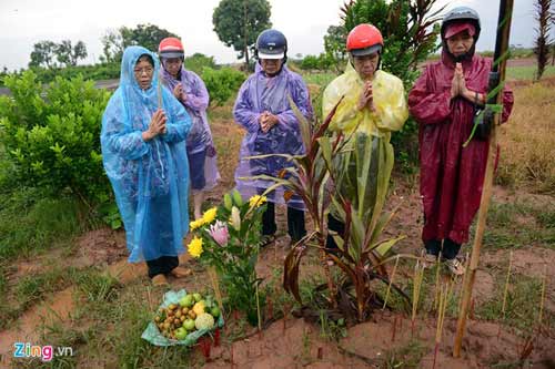 Bố mẹ chị Huyền đội mưa thắp hương ở mộ con gái - 9
