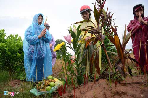 Bố mẹ chị Huyền đội mưa thắp hương ở mộ con gái - 13