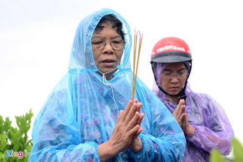 Bố mẹ chị Huyền đội mưa thắp hương ở mộ con gái - 12