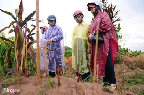 Bố mẹ chị Huyền đội mưa thắp hương ở mộ con gái - 14