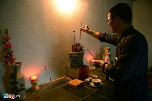 Bố mẹ chị Huyền đội mưa thắp hương ở mộ con gái - 2