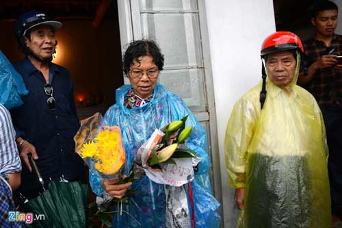 Bố mẹ chị Huyền đội mưa thắp hương ở mộ con gái - 3