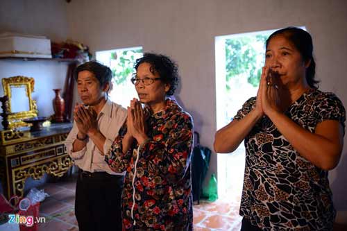 Bố mẹ chị Huyền đội mưa thắp hương ở mộ con gái - 4