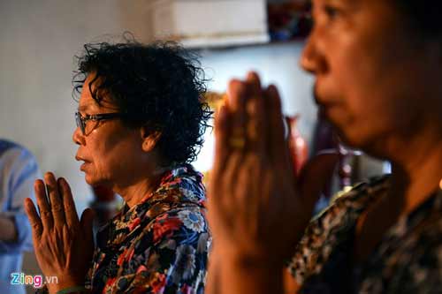 Bố mẹ chị Huyền đội mưa thắp hương ở mộ con gái - 5