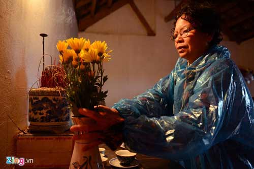 Bố mẹ chị Huyền đội mưa thắp hương ở mộ con gái - 6