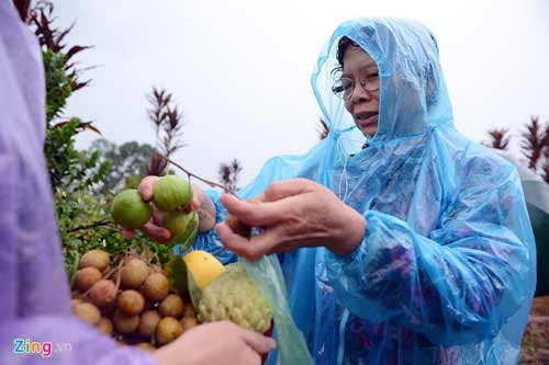 Bố mẹ chị Huyền đội mưa thắp hương ở mộ con gái - 8