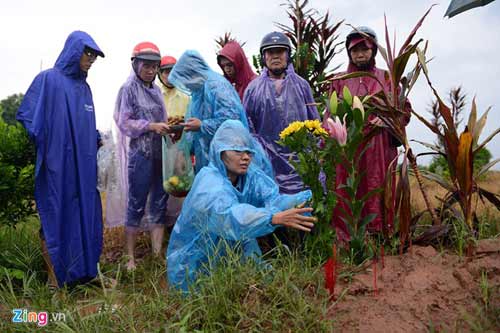 Bố mẹ chị Huyền đội mưa thắp hương ở mộ con gái - 10