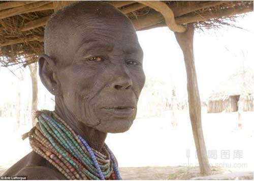 Người phụ nữ sinh 15 đứa con đều bị cho cá sấu ăn - 1