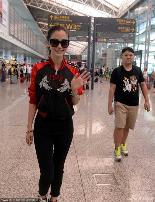 Bạn gái Huỳnh Hiểu Minh kém sắc tại sân bay - 1