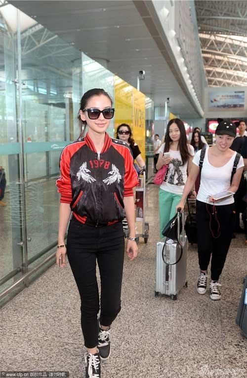 Bạn gái Huỳnh Hiểu Minh kém sắc tại sân bay - 2