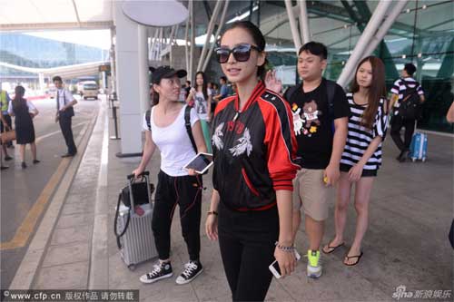 Bạn gái Huỳnh Hiểu Minh kém sắc tại sân bay - 3