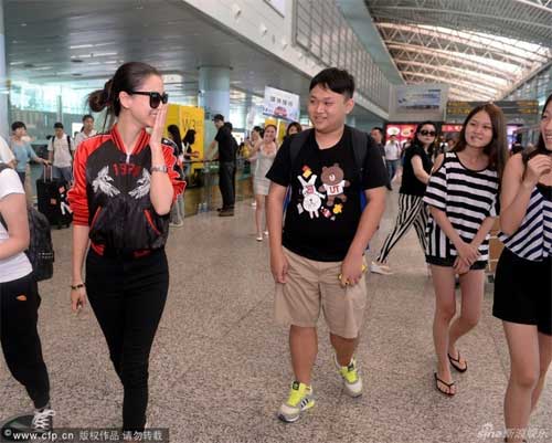 Bạn gái Huỳnh Hiểu Minh kém sắc tại sân bay - 4