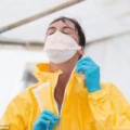 Tin tức - Cận cảnh “áo giáp lò hơi” chống virus sát thủ Ebola