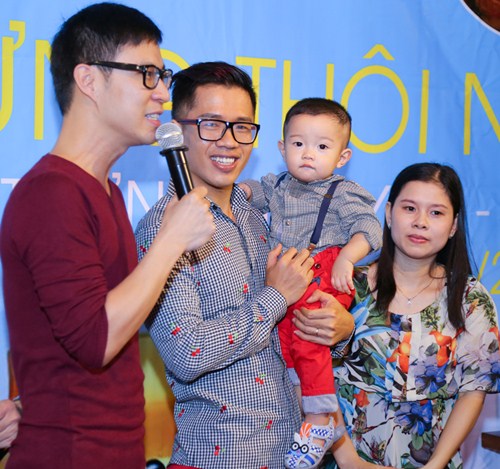 MC Quốc Bình lần đầu khoe vợ và con trai - 1