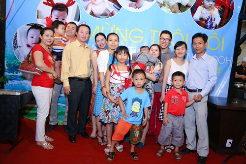 MC Quốc Bình lần đầu khoe vợ và con trai - 10