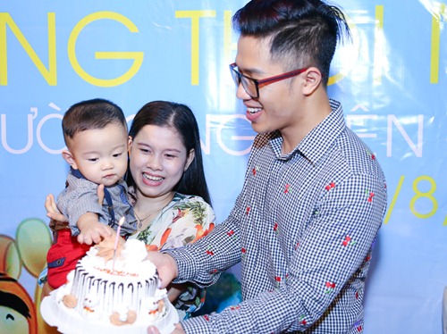 MC Quốc Bình lần đầu khoe vợ và con trai - 3