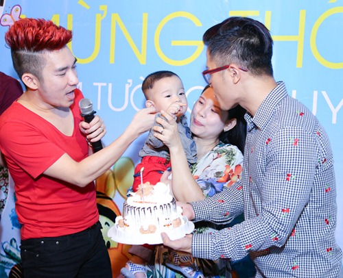 MC Quốc Bình lần đầu khoe vợ và con trai - 4