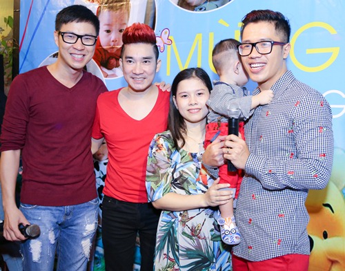 MC Quốc Bình lần đầu khoe vợ và con trai - 5