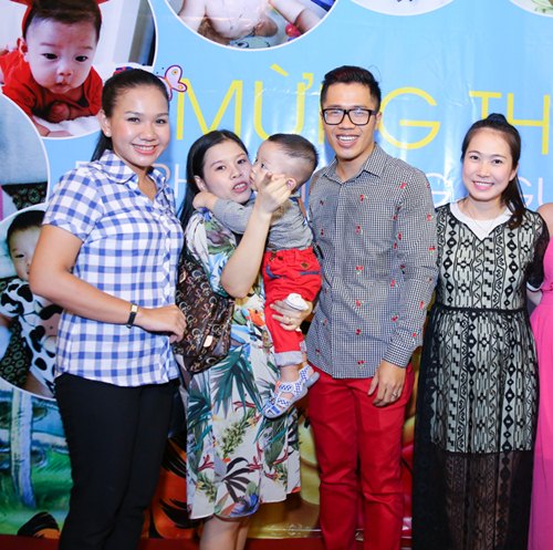 MC Quốc Bình lần đầu khoe vợ và con trai - 7