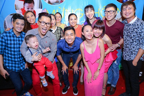 MC Quốc Bình lần đầu khoe vợ và con trai - 9