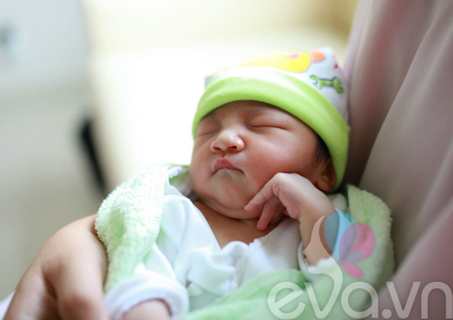 Hình ảnh vô cùng đáng yêu của bé Khiết Lam khi mới chào đời.
