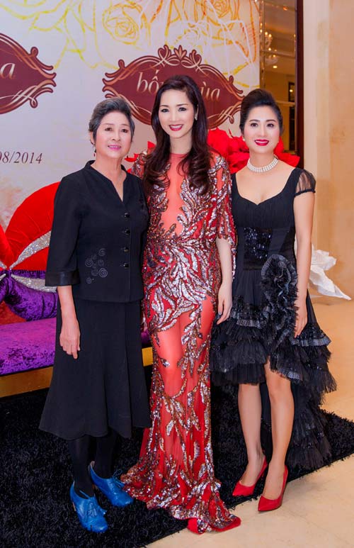HH Đền Hùng Giáng My lần đầu khoe mẹ và chị gái - 6