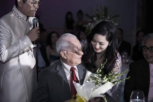 HH Đền Hùng Giáng My lần đầu khoe mẹ và chị gái - 4