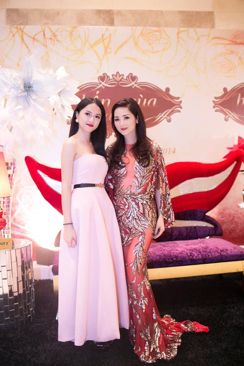 HH Đền Hùng Giáng My lần đầu khoe mẹ và chị gái - 8