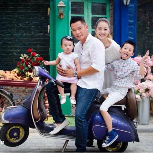 Bảo Nam tạo dáng tinh nghịch cùng mẹ và cha dượng - 1