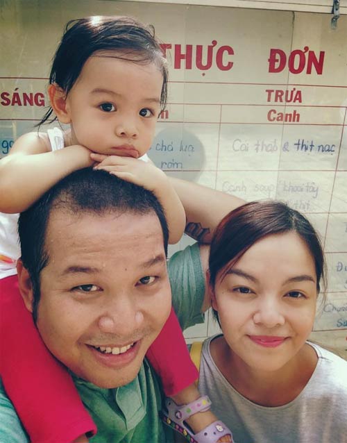 Bảo Nam tạo dáng tinh nghịch cùng mẹ và cha dượng - 4