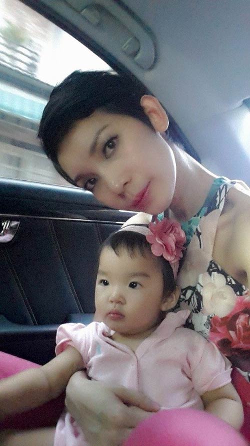Bảo Nam tạo dáng tinh nghịch cùng mẹ và cha dượng - 5