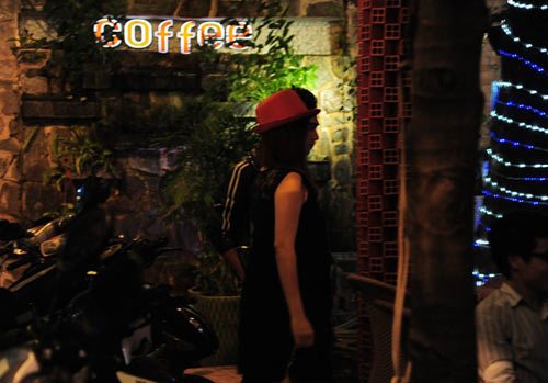 Bắt gặp Khánh Đơn hẹn hò Lương Bích Hữu ở quán cà phê - 1