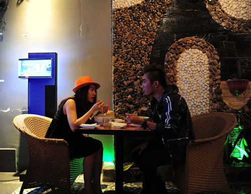 Bắt gặp Khánh Đơn hẹn hò Lương Bích Hữu ở quán cà phê - 6