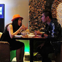 Bắt gặp Khánh Đơn hẹn hò Lương Bích Hữu ở quán cà phê