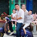Làng sao - Bảo Nam tạo dáng tinh nghịch cùng mẹ và cha dượng