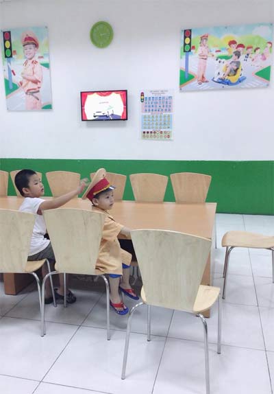 Con trai Đan Lê ngộ nghĩnh làm “cảnh sát giao thông” - 2