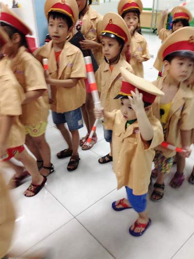 Con trai Đan Lê ngộ nghĩnh làm “cảnh sát giao thông” - 1