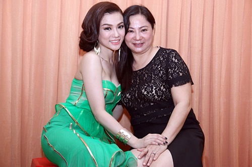 Mẹ con Thu Thủy trẻ trung như 2 chị em - 2