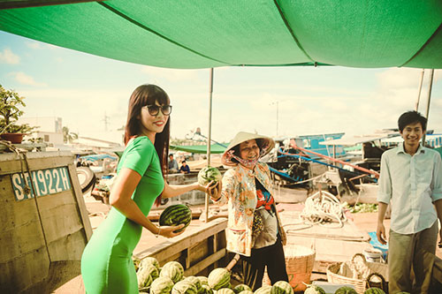 Hà Anh thích thú nếm hoa trái miền Tây - 10