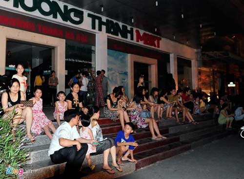 Bà bầu 8 tháng bế con 5 tuổi chạy 24 tầng chung cư - 1