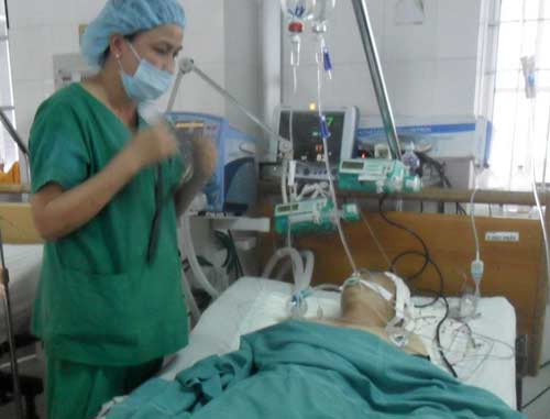 Cả nhà gặp nạn khi xe khách bị hớt sạch nóc - 1