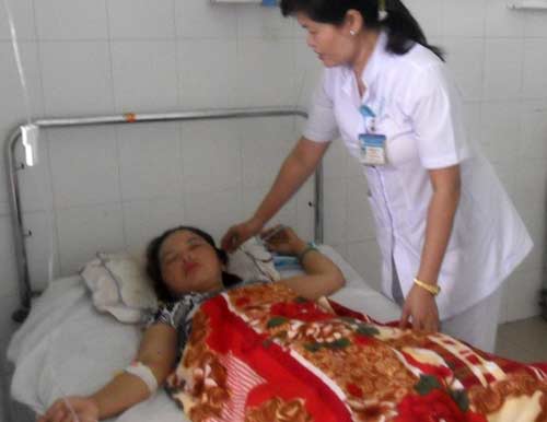 Cả nhà gặp nạn khi xe khách bị hớt sạch nóc - 2