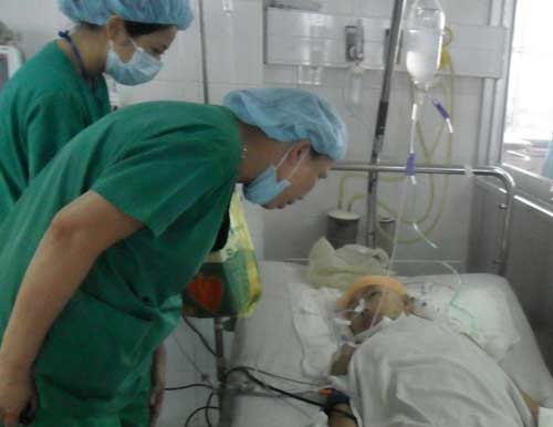 Cả nhà gặp nạn khi xe khách bị hớt sạch nóc - 3