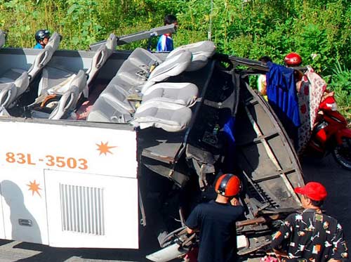 Cả nhà gặp nạn khi xe khách bị hớt sạch nóc - 4