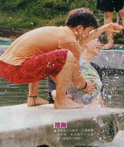 Người đẹp Cbiz bị quot;sờ ngựcquot; giữa thanh thiên bạch nhật - 1