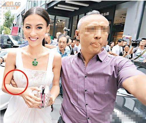 Người đẹp Cbiz bị quot;sờ ngựcquot; giữa thanh thiên bạch nhật - 2