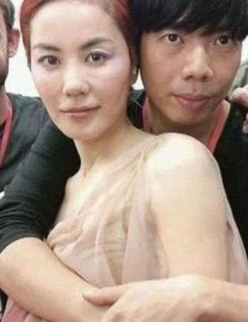 Người đẹp Cbiz bị quot;sờ ngựcquot; giữa thanh thiên bạch nhật - 8
